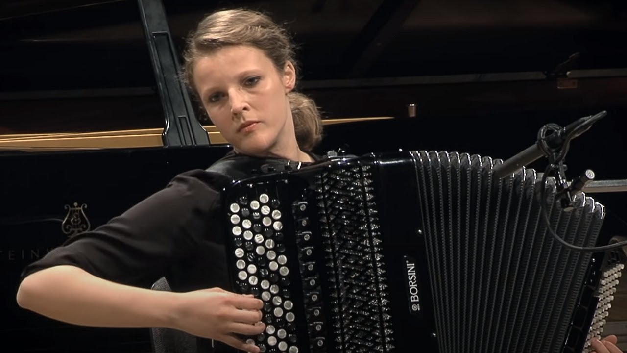 Bach – Prelude and Fugue No. 5 in D major, BWV 850 Inga Piwowarska plays the accordion