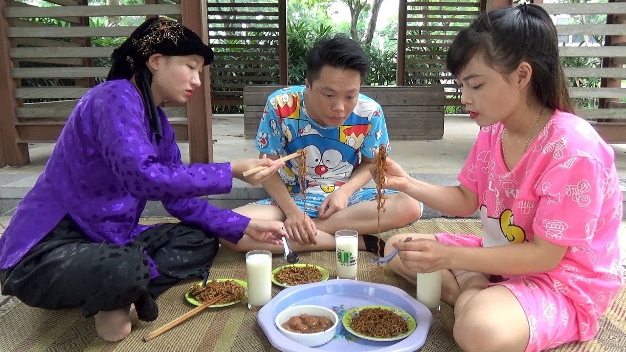 Ăn S&aacute;ng M&oacute;n M&igrave; Tương Đen ❤ BIBI TV ❤