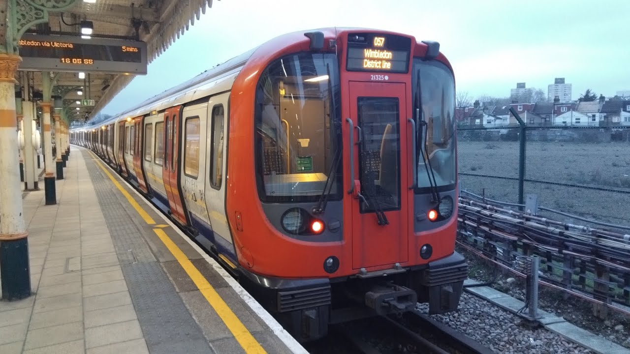 District Line - S7 Stock - (057) - Terminating at Plaistow Station - on Platform 3 - 25/01/2026
