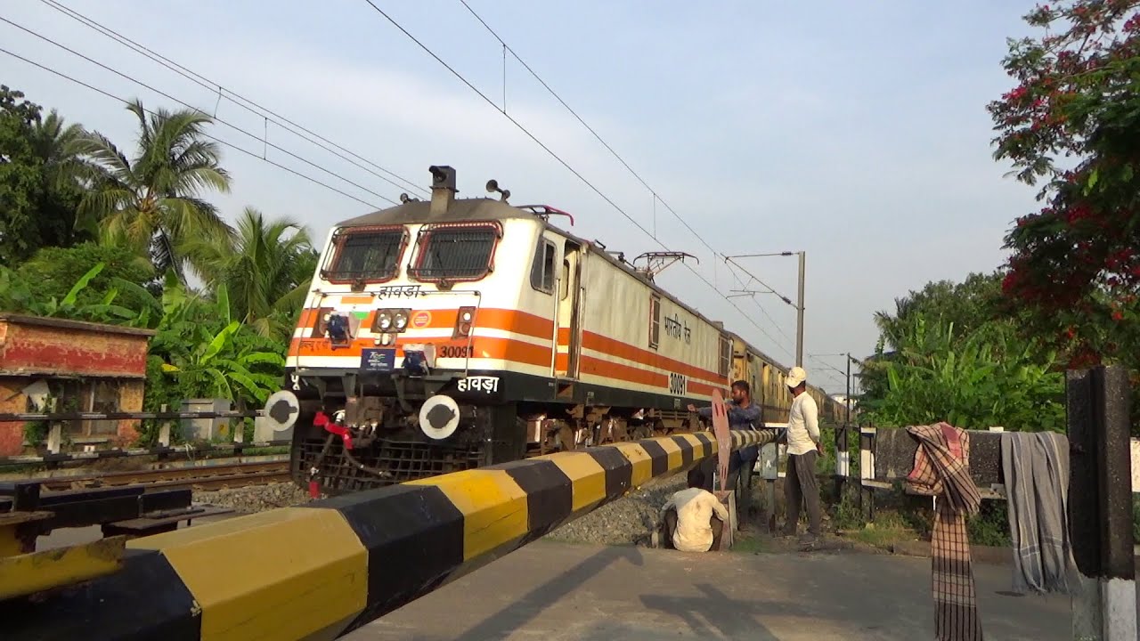 Dangerous & Fastest Loco Hauling Trains flat 110 kmph Speedy encounter At Railgate