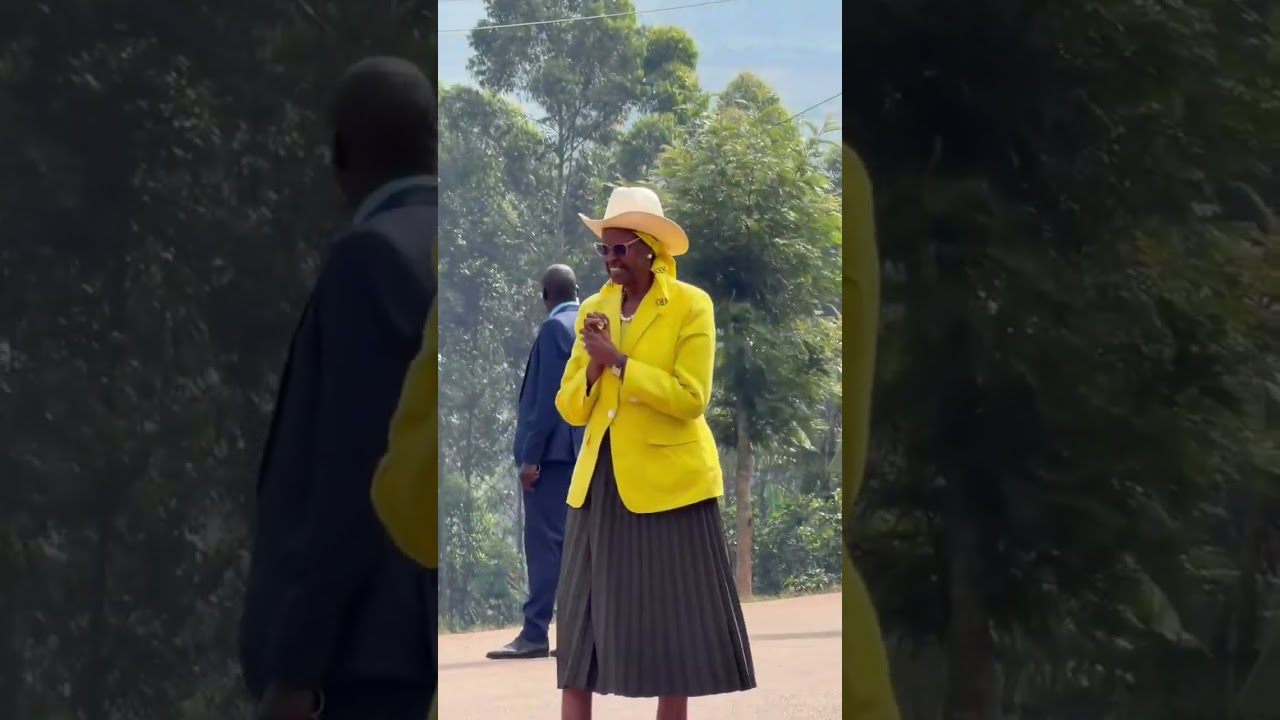 Museveni stops to greet locals in Kabale. #m7 #museveni #uganda