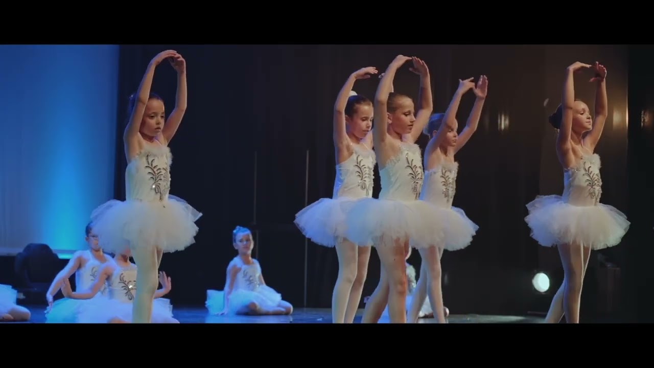 Lorsque les enfants dansent toujours le célèbre ballet le lac des cygnes