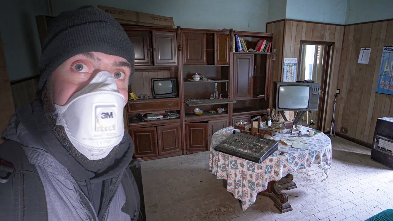 VILLA ABBANDONATA DAL 2001 IN CENTRO CITTÀ CON ANCORA TUTTO ALL'INTERNO