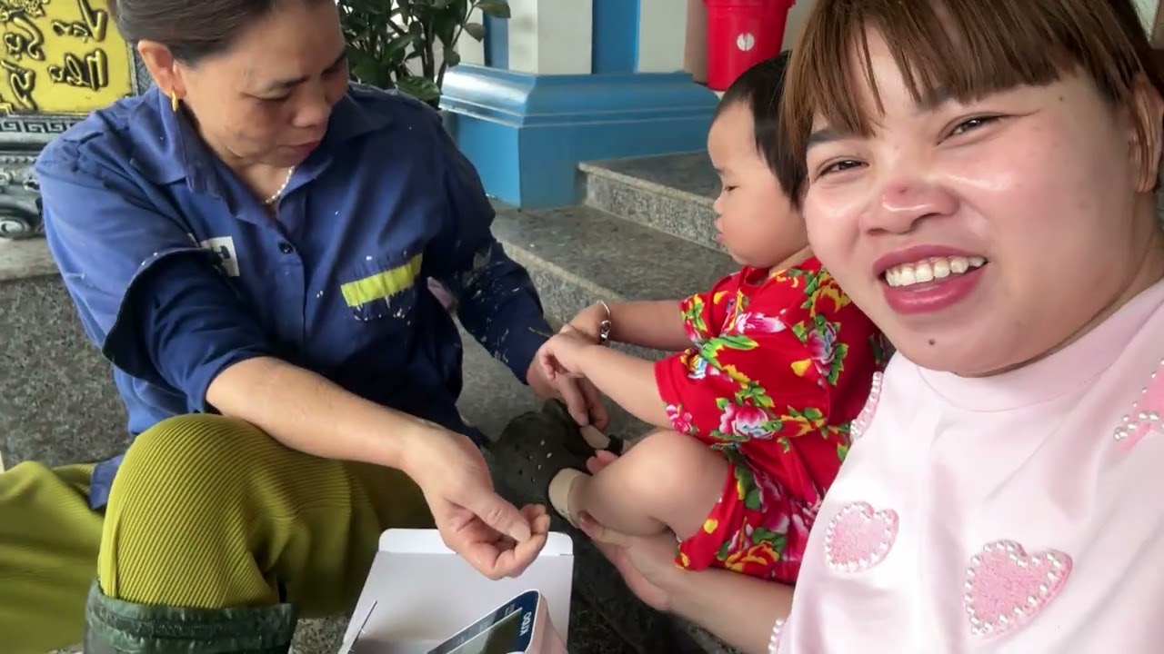 Chị sen xuống ngoại xem bà làm gì mà k thấy lên chơi với 5 cháu