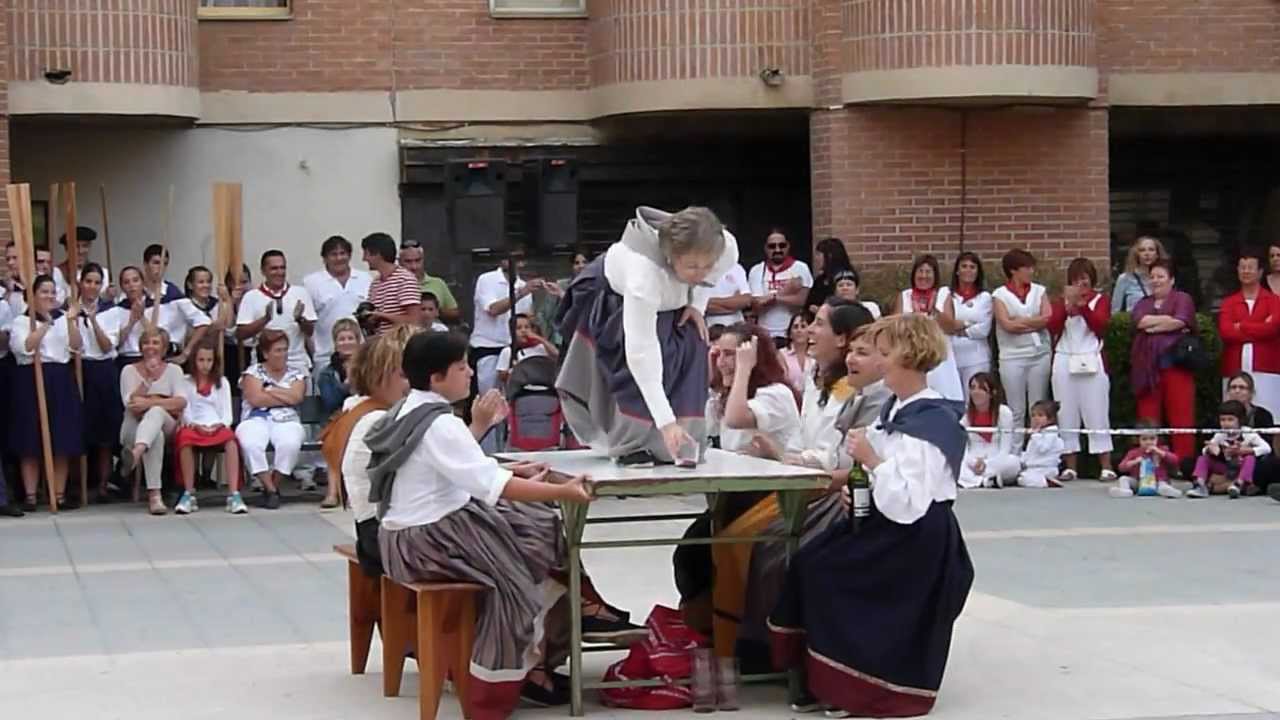Dantza Noain. Mahaiganekoa.