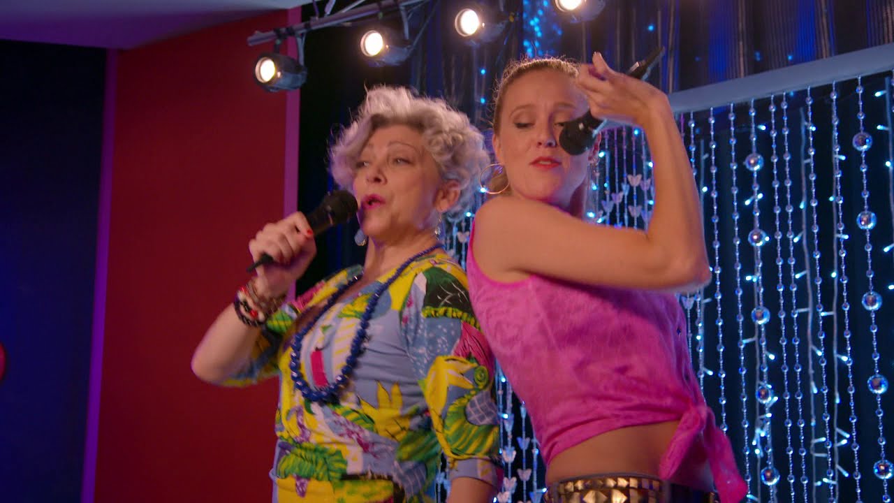 Trini y Charo cantan 'La vida es un carnaval' - Vive Cantando