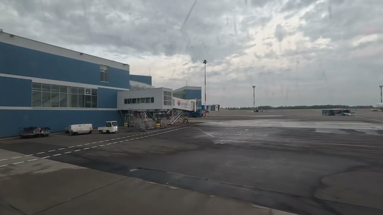 Take Off from Vilnius Airport Ryanair B738