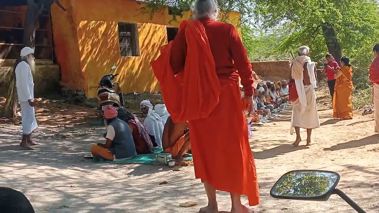 To dosto aap log dek sakte ho  ham log kamtanth parikarma laga rhe hai parikrma me yaha par bhandara