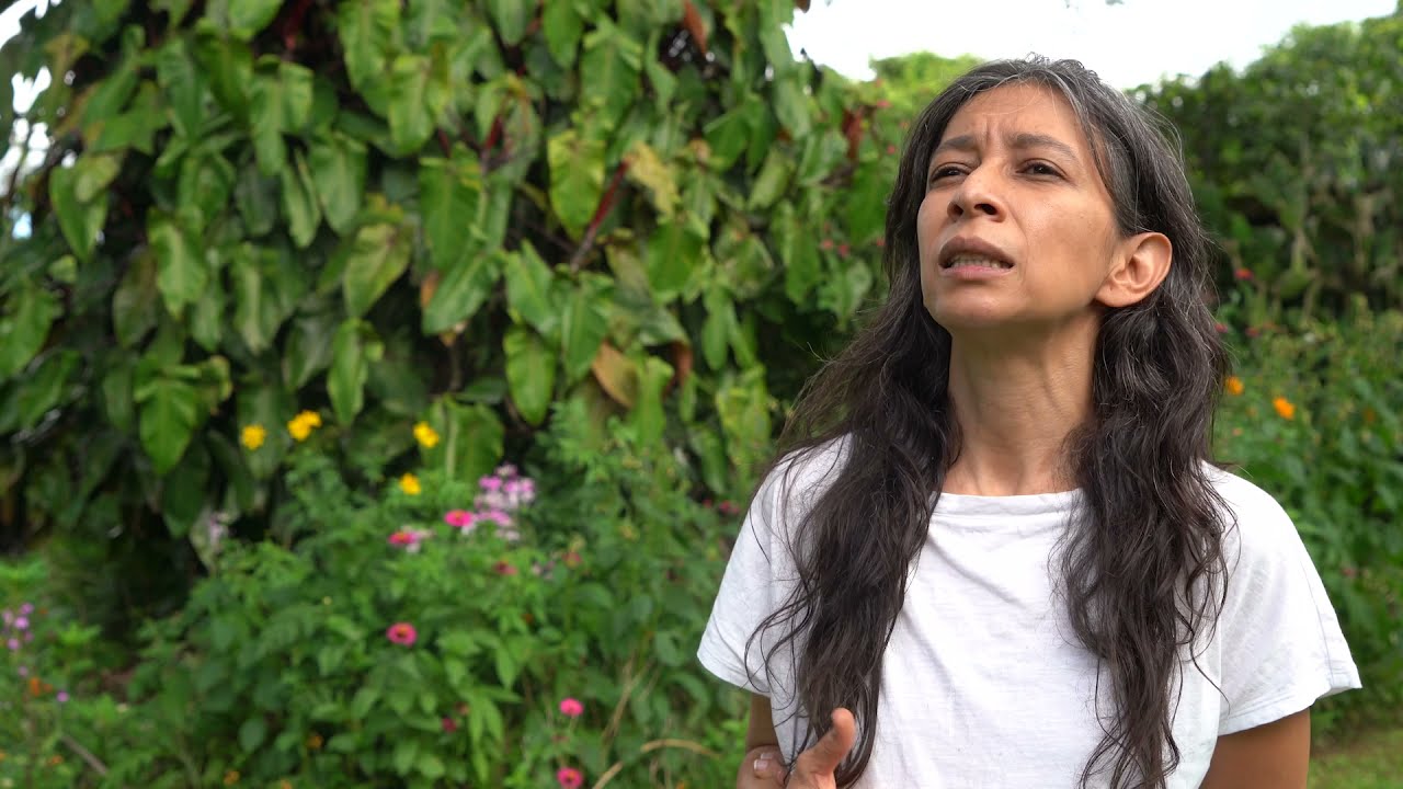 Regina José Galindo, artista del performance Jardín de Flores