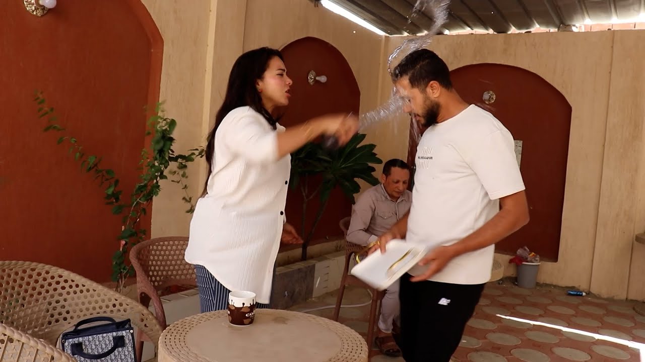 بنت مغروره شوفو عملت ايه مع عامل الكافية بسبب كلمه