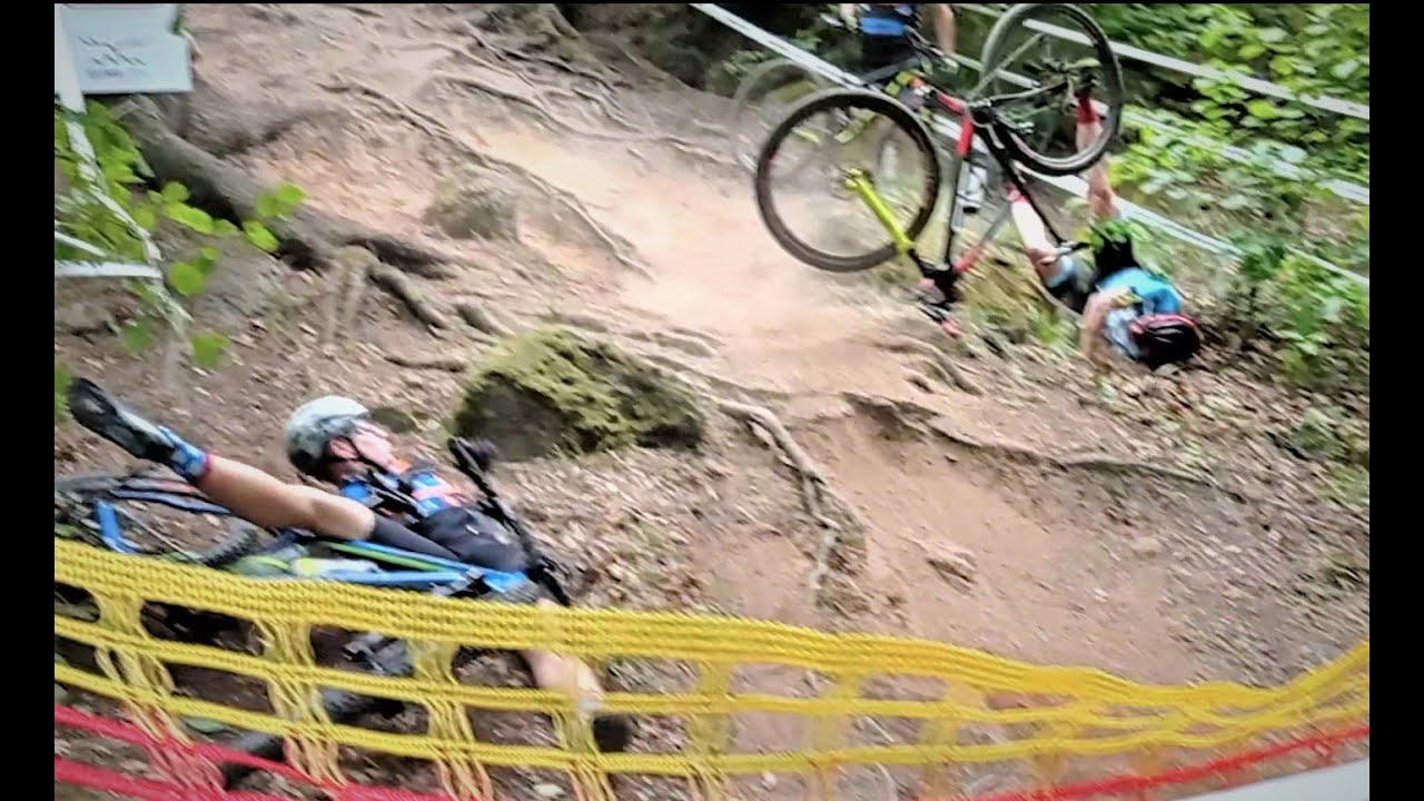 Maja Włoszczowska  MTB Race. Jelenia G&oacute;r 4 .06. 2022. Paulinum. Trening zawodnik&oacute;w .Kraksa na trasie