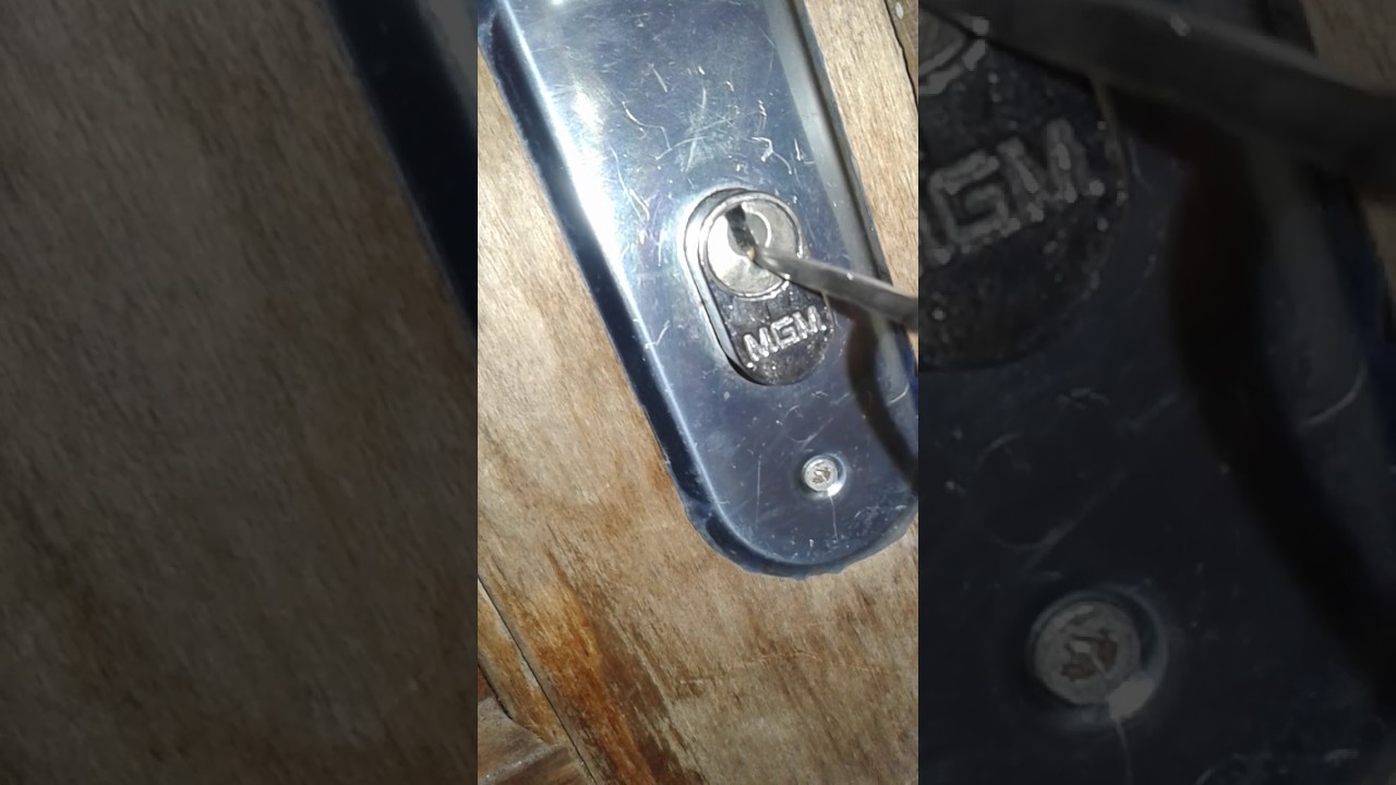 Abrindo a porta com um garfo 😲