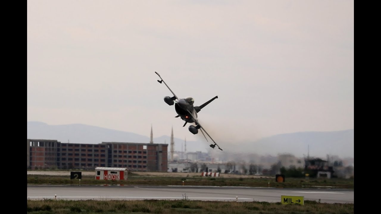 TuAF F-16C low level pass