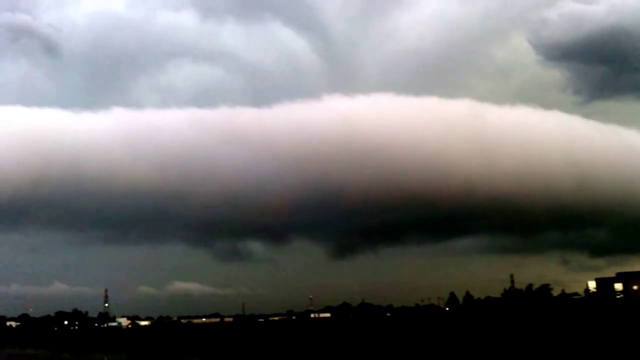 Massive Roll Cloud reverses direction with incredible speed & a cool lightning shot! | Warm vs Cold!