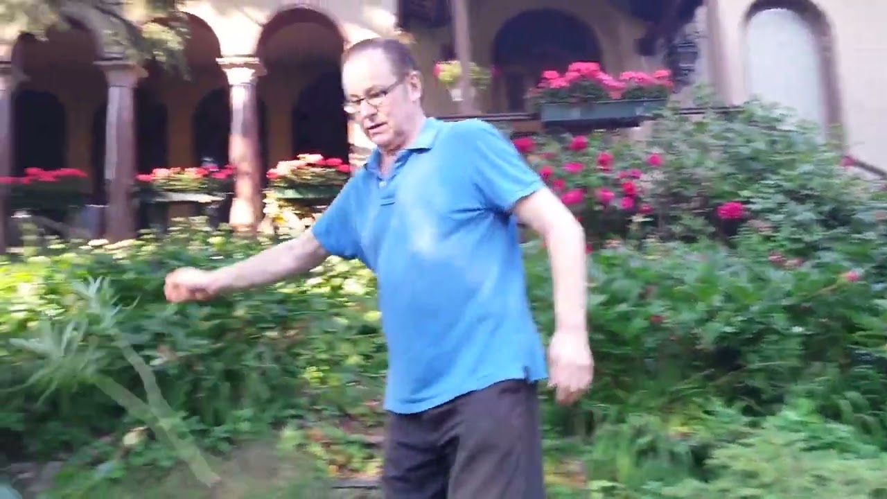 Tapani Kansa katsastamassa puutarhaa ruusun aikaan  2019