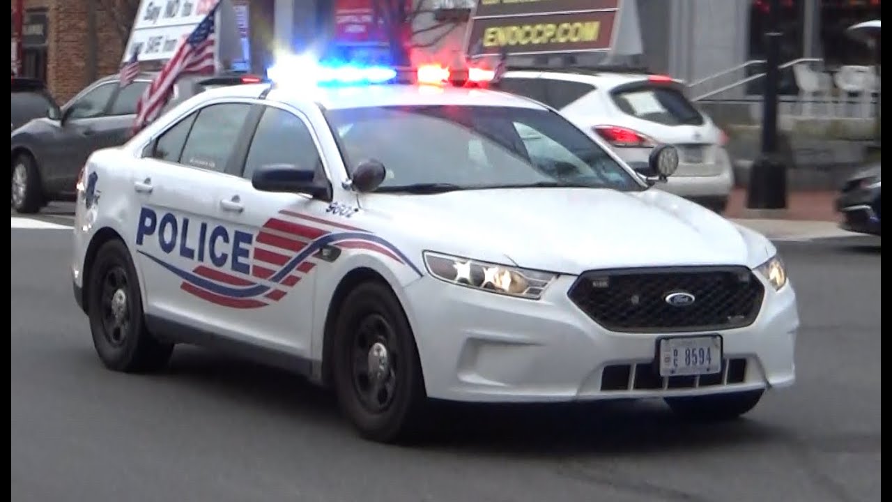 Washington D.C. Metropolitan Police Responding Code 3 in Traffic