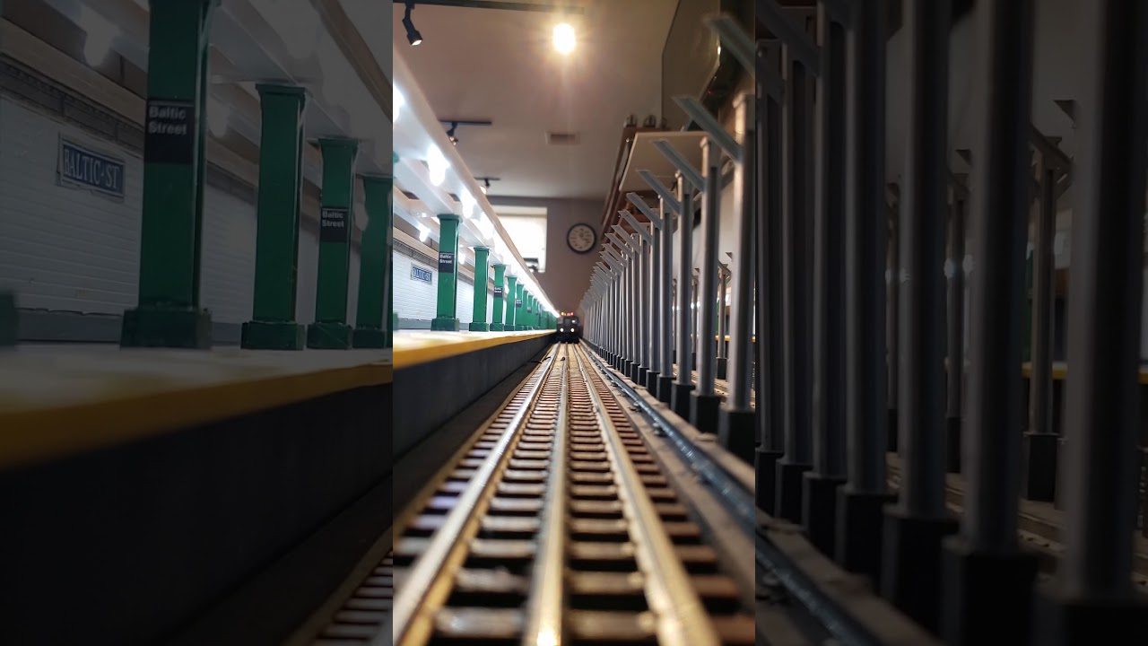 Układ metra w Nowym Jorku w wersji 2.0 &ndash; nadjeżdżający pociąg