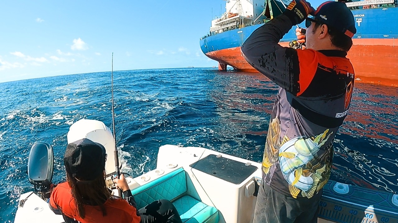 FOMOS PESCAR NOS ÚLTIMOS NAVIOS EM ALTO MAR