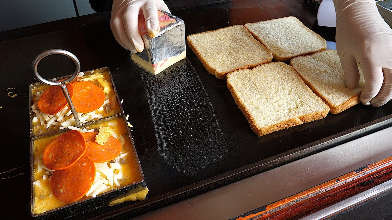 połączenie tost&oacute;w z pizzą - koreańskie jedzenie uliczne