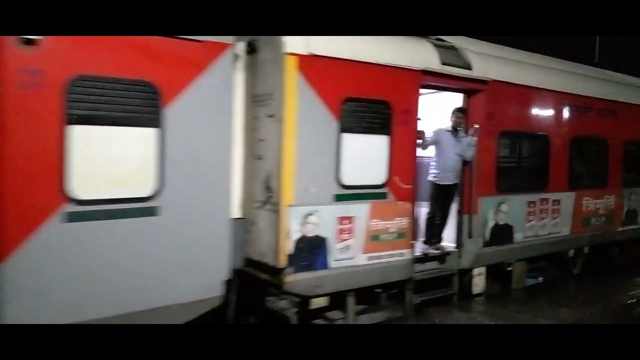 03312 Chandigarh- Dhanbad AC Special Arrived at Bareilly Jn PF No- 01