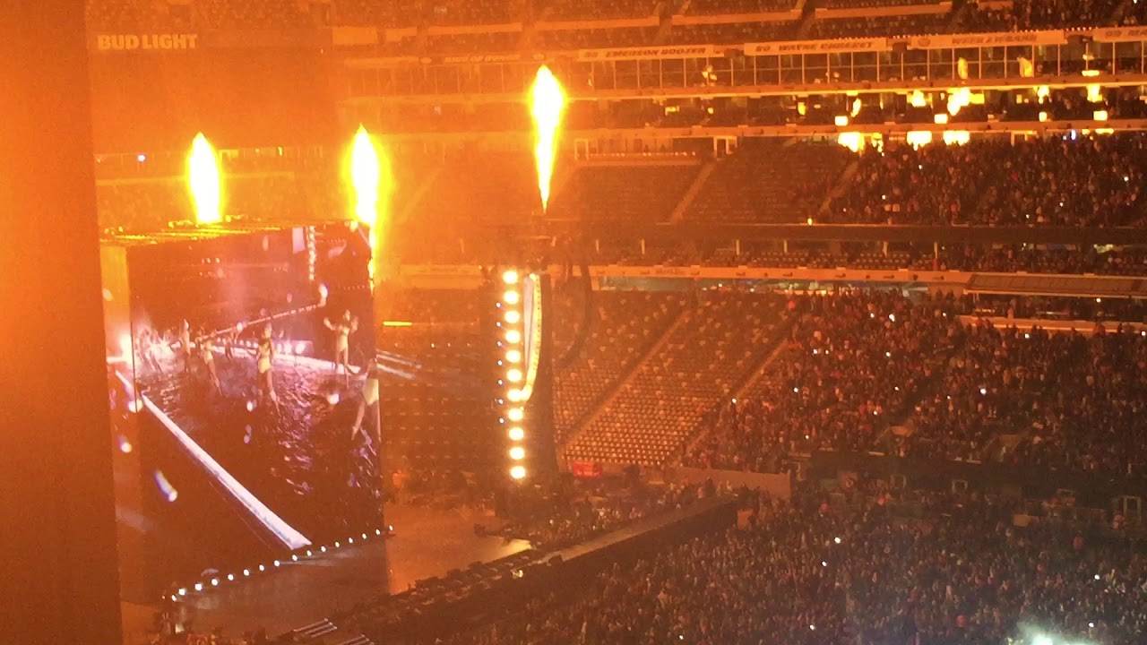Beyonce + Kendrick Lamar perform Freedom at MetLife Stadium