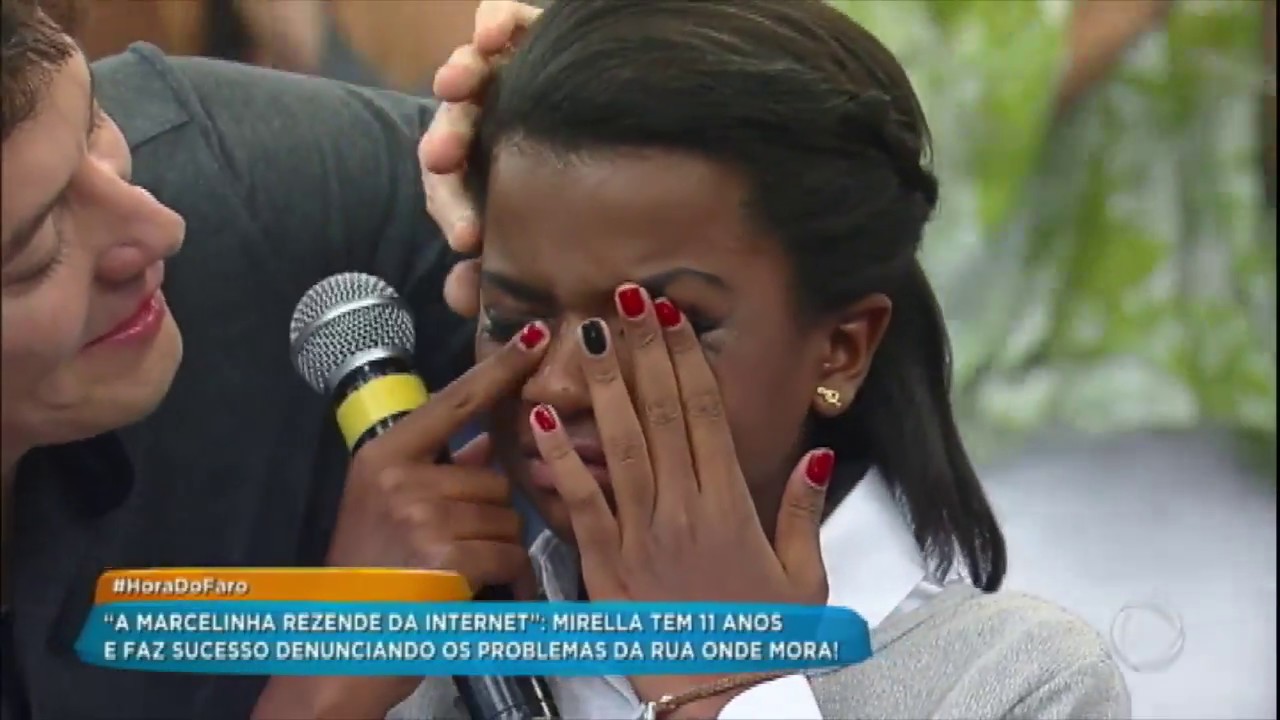 Menina cai em brincadeira de Rodrigo Faro e se emociona ao conhecer Kell Smith