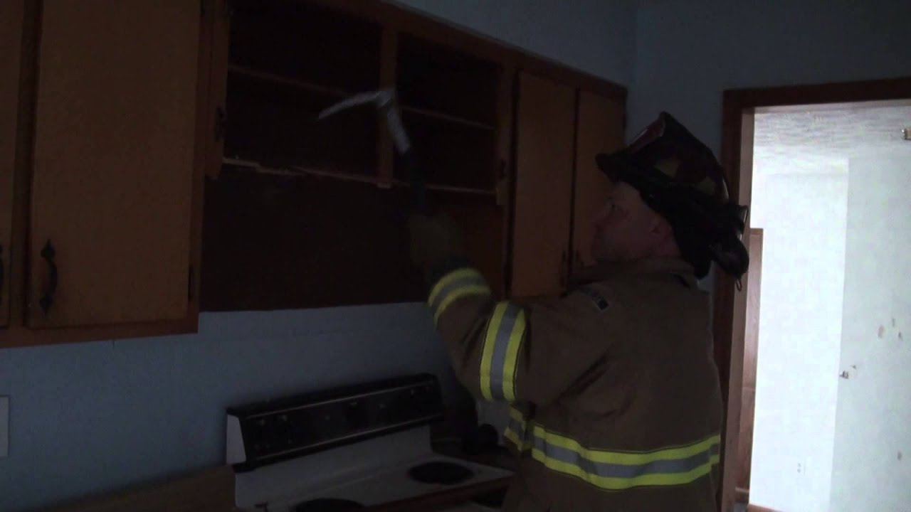 Lt Fred Gardini discusses basic overhaul operations for a kitchen fire