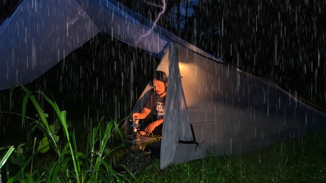 MELHOR VÍDEO DE CHUVA PESADA 2‼ ACAMPAMENTO SOLO COM CHUVA FORTE E TROVOADA - ACAMPAMENTO RELAXANTE