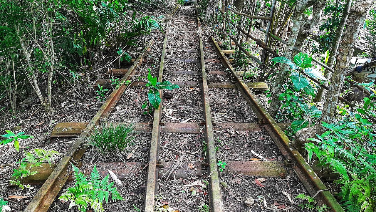 REL TERKUBUR SEMAK-SEMAK DAN STASIUN HANCUR ! PEMERINTAH SIAP BANGUN KEMBALI STASIUN INI !