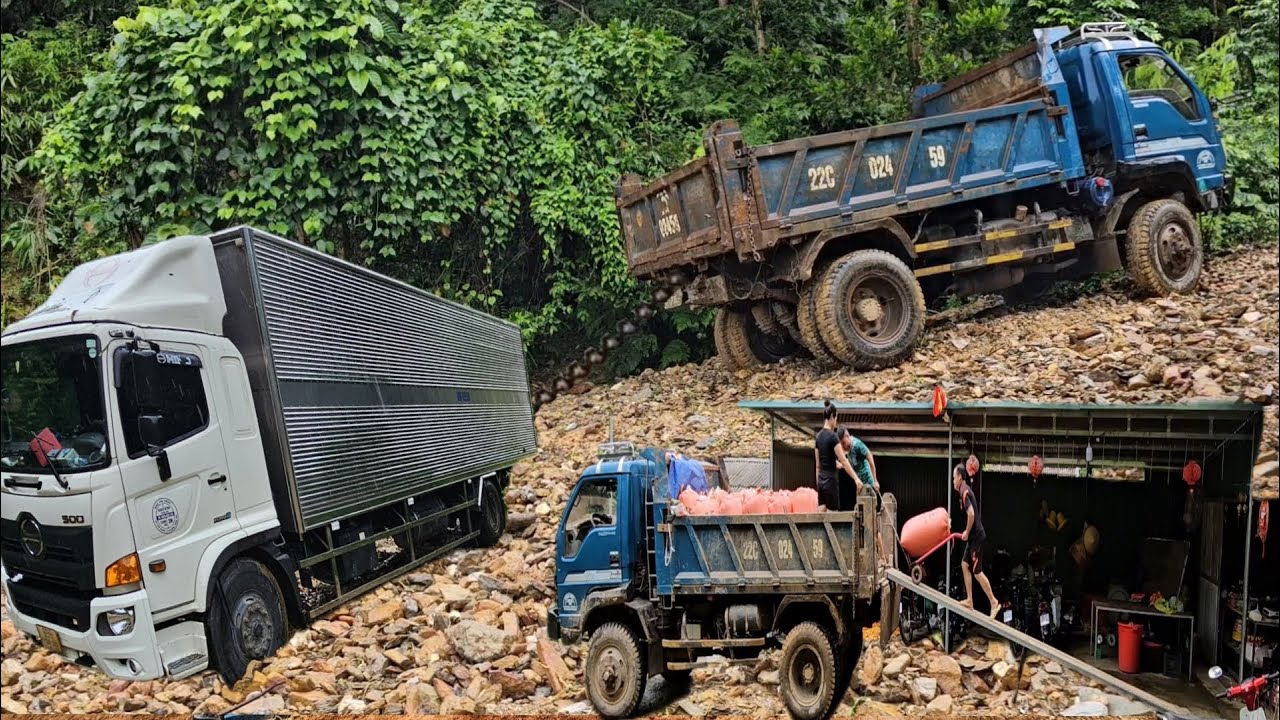 the driver and the girl Rescue of cars washed away by floods.