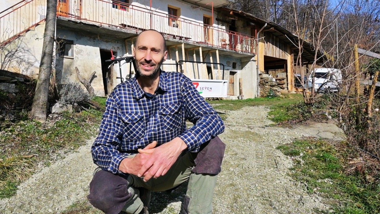 #35 Je répare le chemin qui mène à la ferme et réalise de nouveaux accès avec des lauzes du Piemont