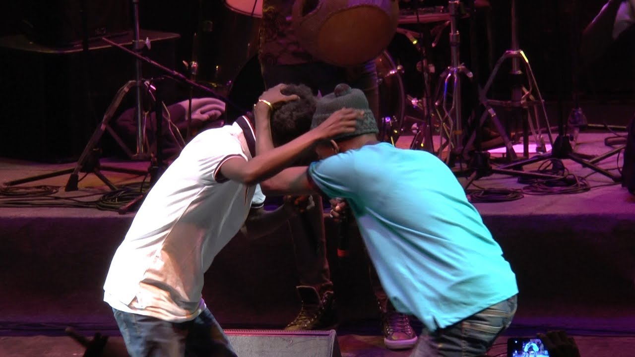 Fou Malade & Niagass transforment la scene en arène de lutte
