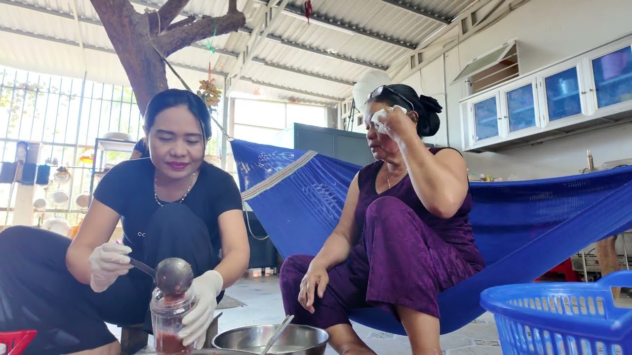 Mẹ chồng làm thêm món mắm cho Xuyến về quê ăn tết