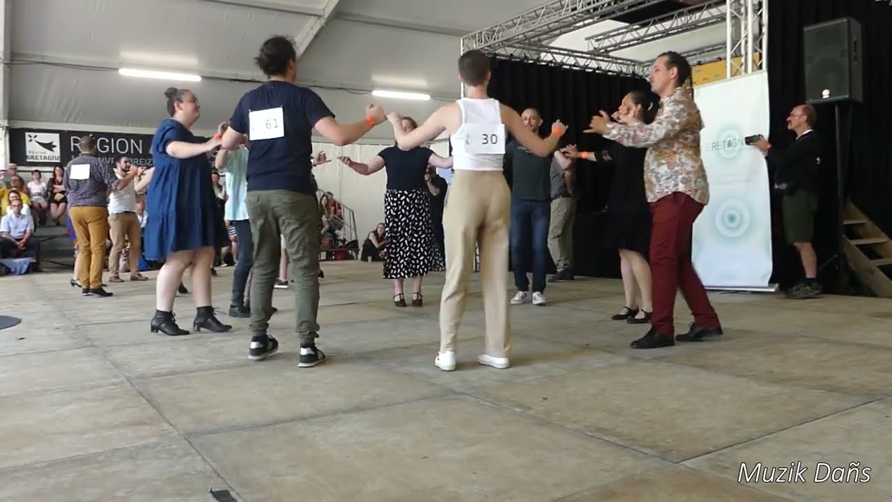 Danse bretonne : finale jabadao Rouzig sonnée par Henri Apperé et Jean Claude Madec (Gourin 2023)