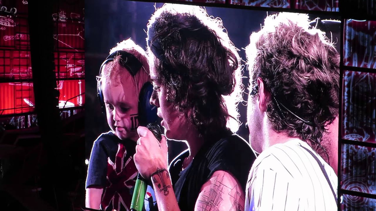 Harry Styles Brings Baby on Stage, Nashville 8/19/14