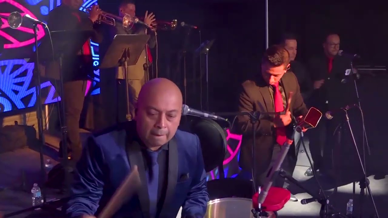 Ella Es - Tony Vega (Intimo en Vivo)