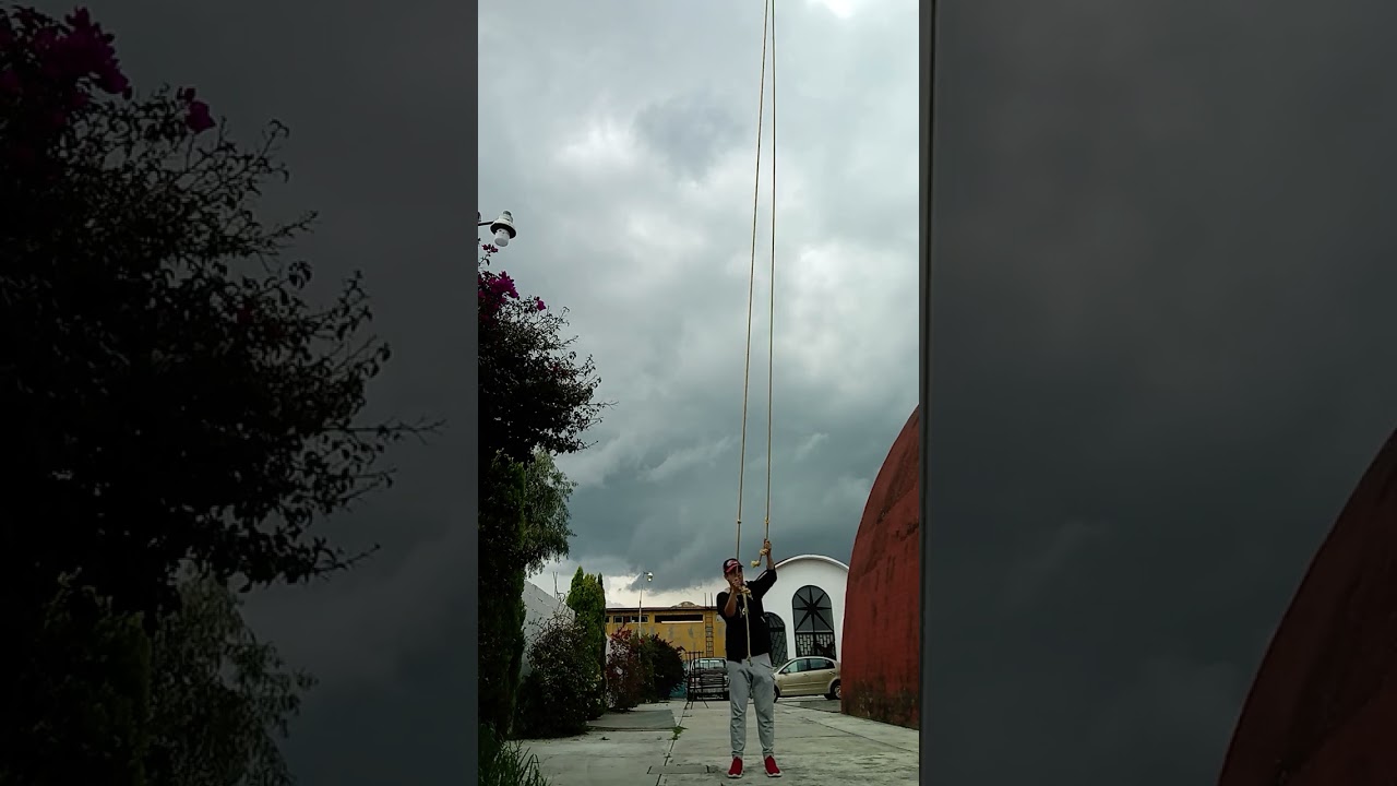 Repique de campanas en barrio de san juan Bautista en san Mateo atenco Edomex para los recorridos..