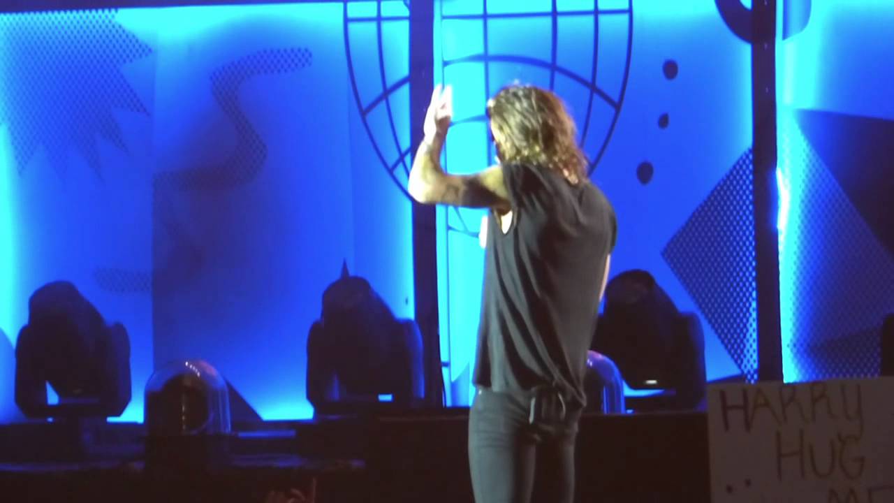 Harry talking/interacting with the crowd (OTRA Philadelphia)