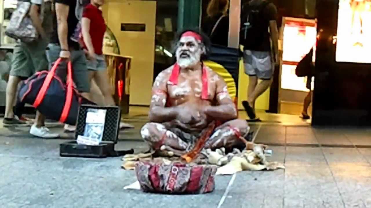 Aborigine introduces animals on the yidaki (didgeridoo)