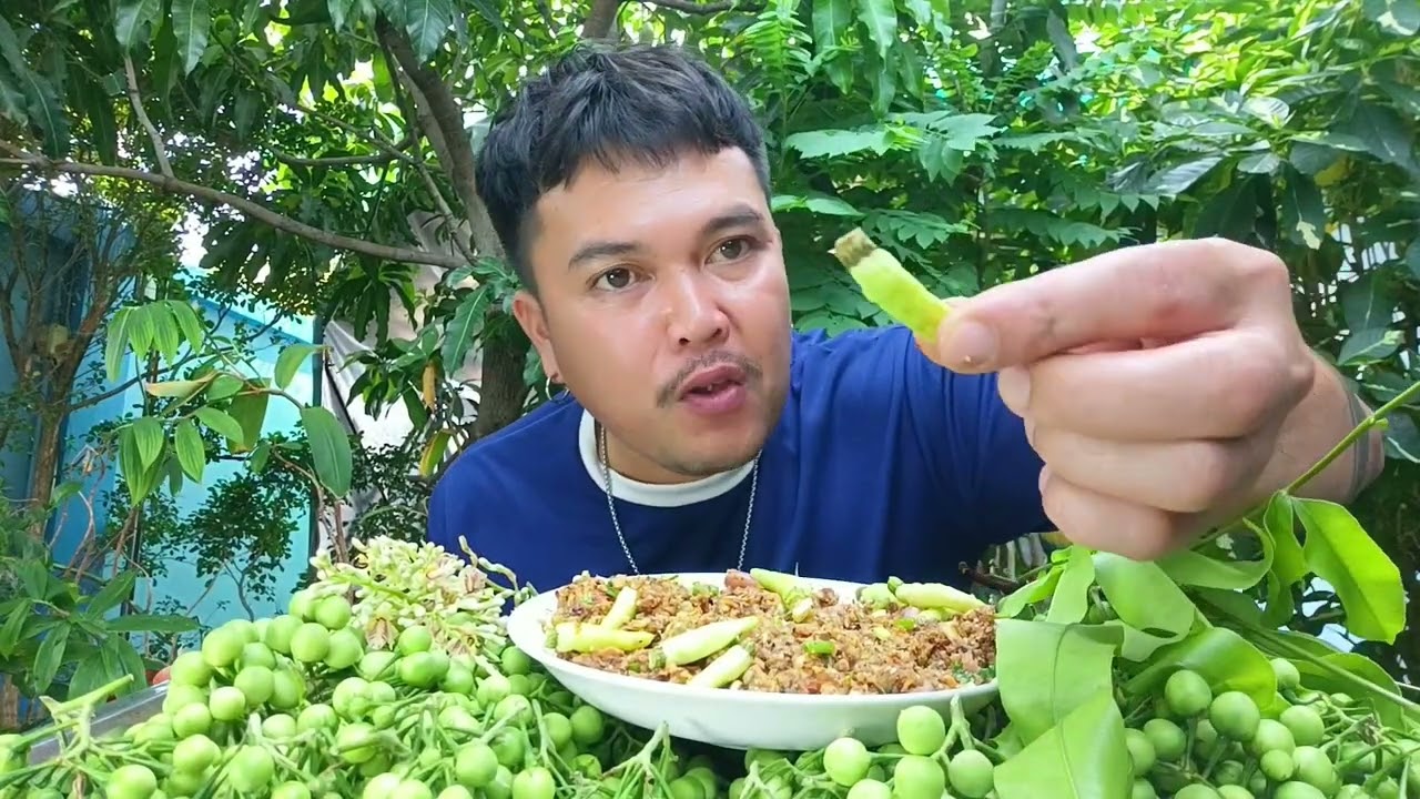 ลาบปลาดุกกินกับบักแค่งดอกข่าผักสดๆจากสวนแซ่บเข้ากันคักพี่น้อง