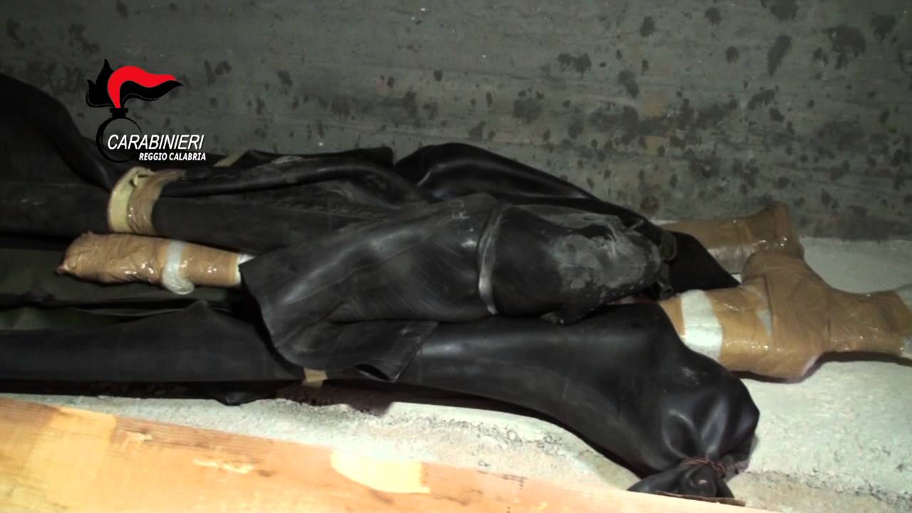 Carabinieri sequestrano arsenale nel cimitero di Sinopoli: anche un bazooka