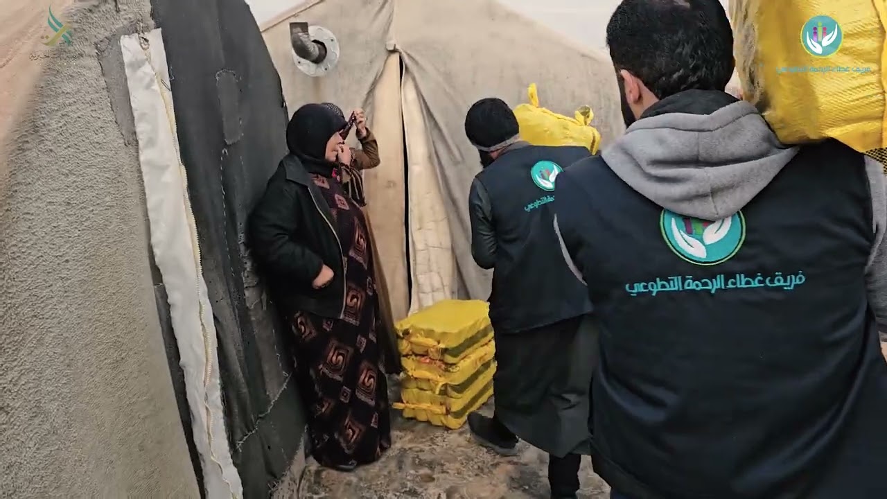 شتاء دافئ: توزيع مواد تدفئة مقدمة من الأخ أبو عبد اللطيف على النازحيم بمخيمات الشمال السوري