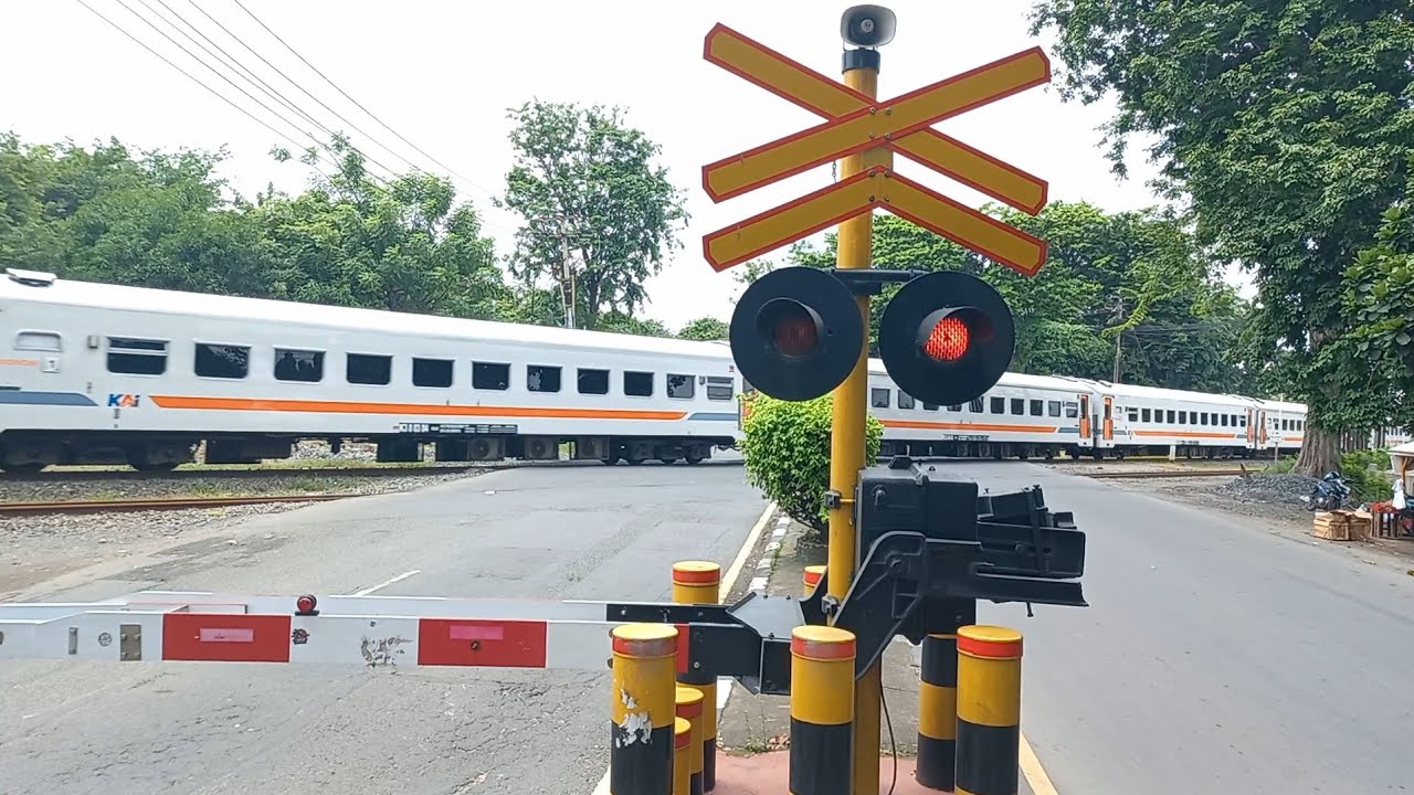 CAHAYA SURGA ‼️ Indonesian Railway Crossings || Perlintasan Palang Kereta Api Indonesia