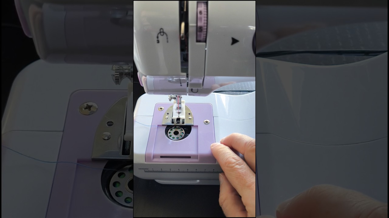 Mini machine &agrave; coudre mise en place du fil et canette