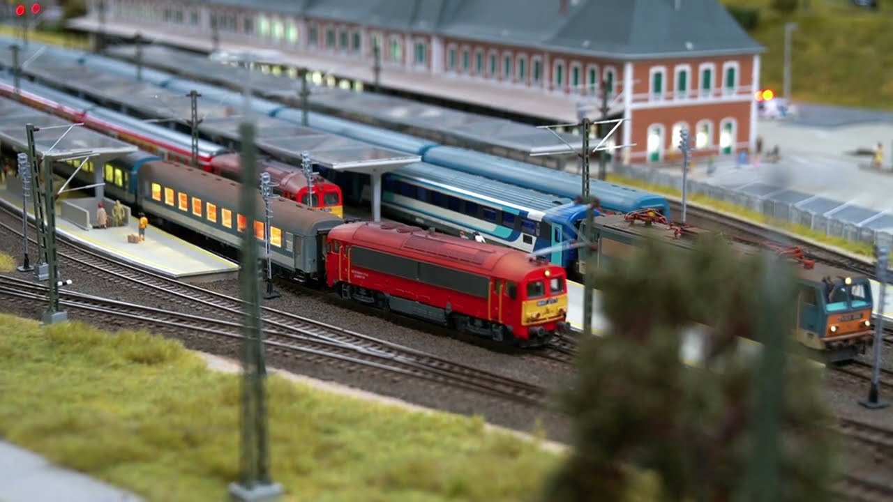 Vonatjáratok a MiniaTour terepasztalon!