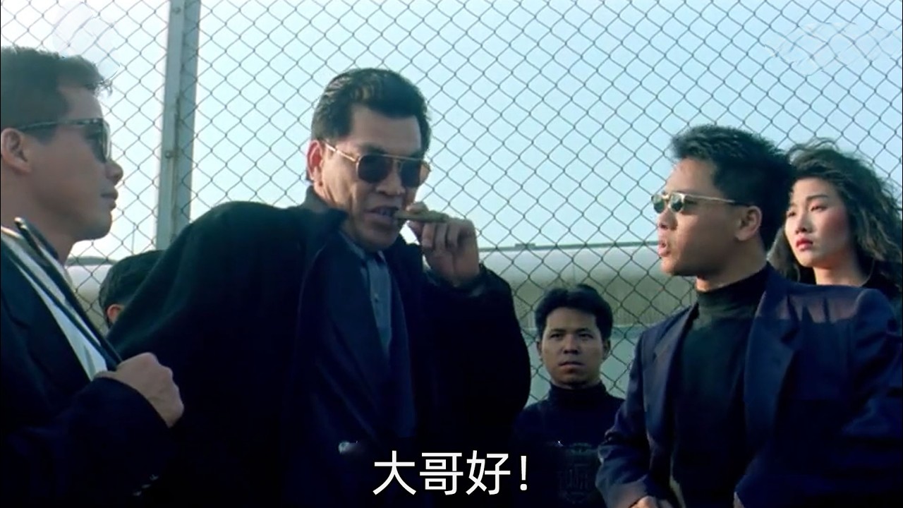 囂張至極！黑幫老大“大傻哥”出獄，幾十個小弟排隊迎接，排面真的大
