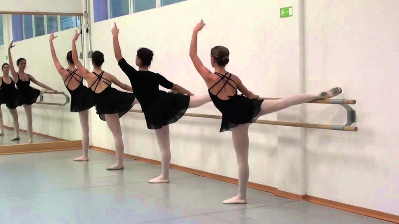 Lezione di Danza Classica - Jambe à la barre