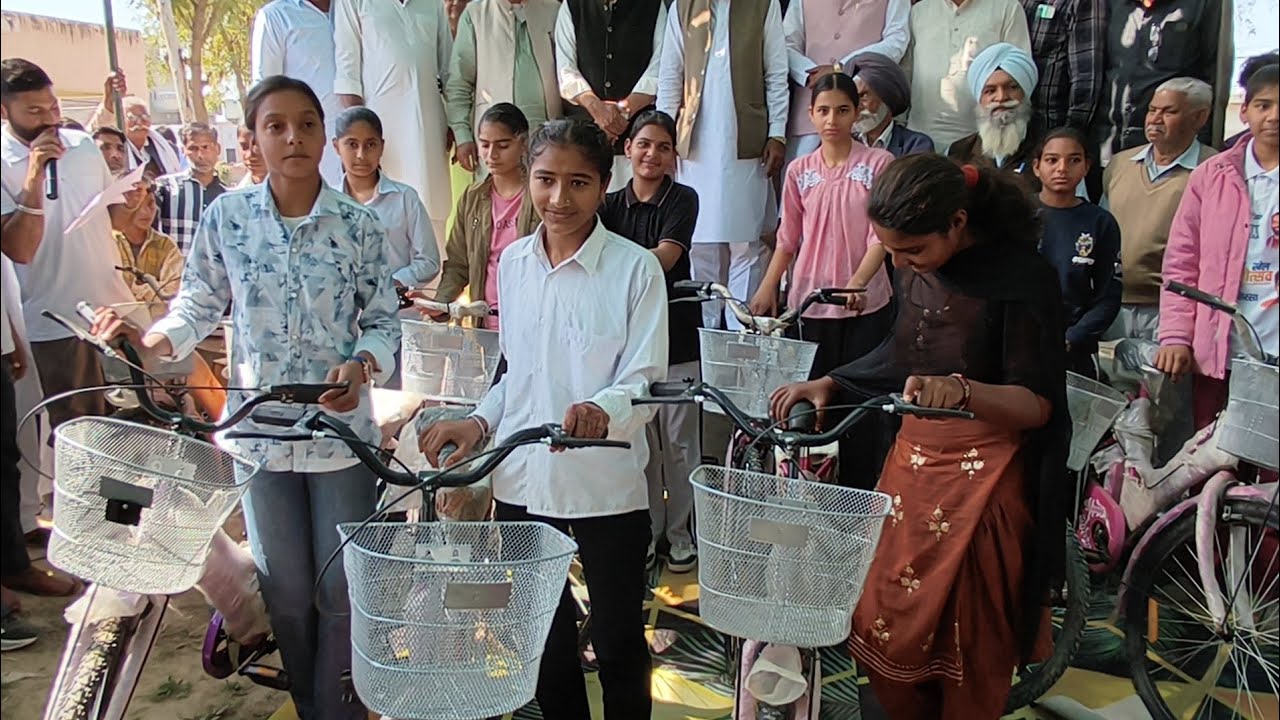 अभय चौटाला के जन्मदिन पर आदित्य चौटाला ने शुरू की अनोखी मुहिम, भारूखेड़ा गांव मे बांटी निशुल्क साइकिल
