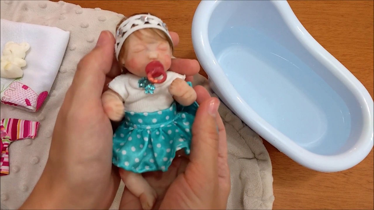 dando banho na mini bebê de silicone sólido