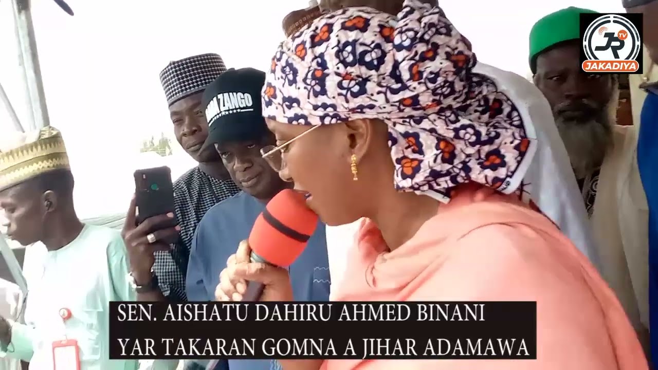 Kalli yadda yar takarar gwamnan Adamawa, Sanata Aishatu Binani ta rarraba ma mutane motoci guda 70